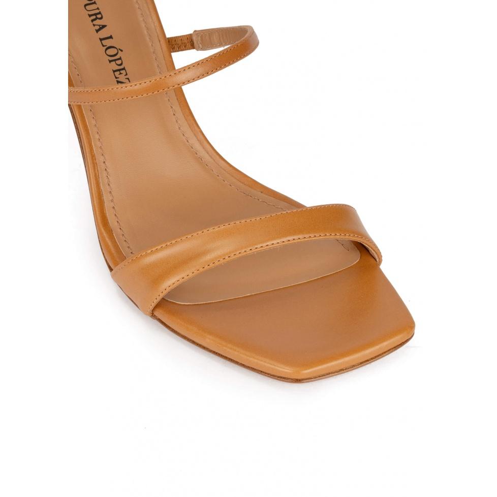 pura lópez Sandalias de tacón medio y puntera cuadrada en piel camel Rebajas de fin de temporada