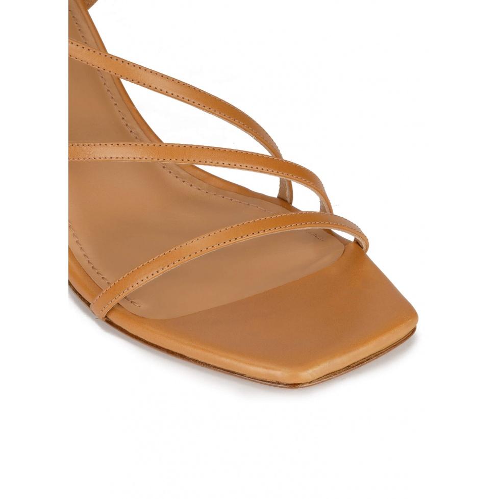 pura lópez Sandalias de puntera cuadrada y tacón medio en piel camel Outlet online