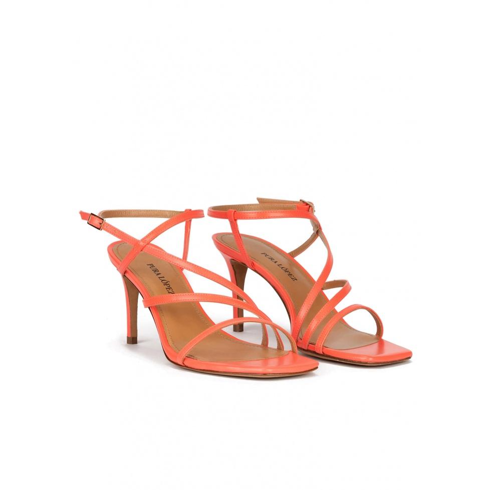 pura lópez Sandalias de punta cuadrada y tacón fino en piel rosa coral Rebajas