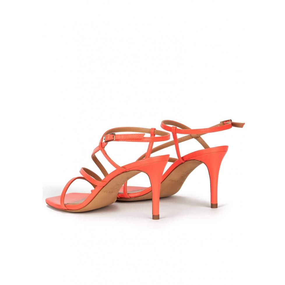 pura lópez Sandalias de punta cuadrada y tacón fino en piel rosa coral Rebajas