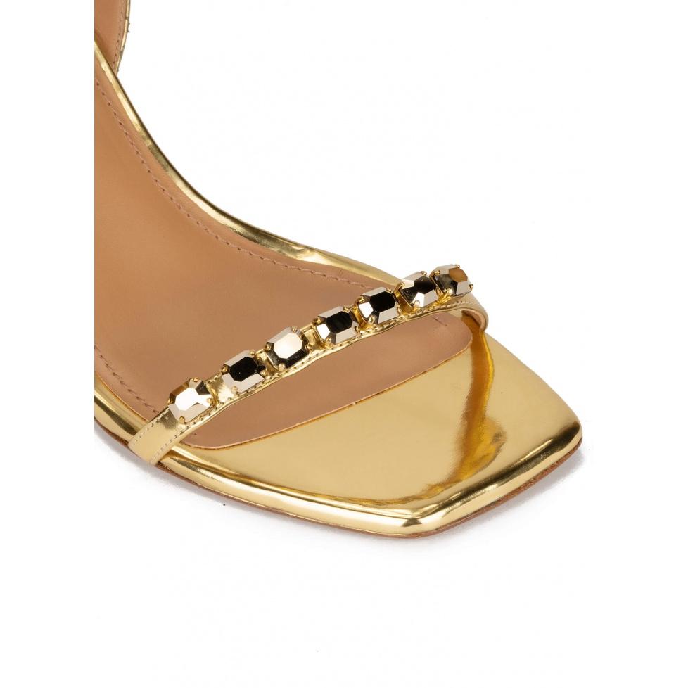 pura lópez Sandalias doradas de piel con tacón medio y punta cuadrada Gran oferta