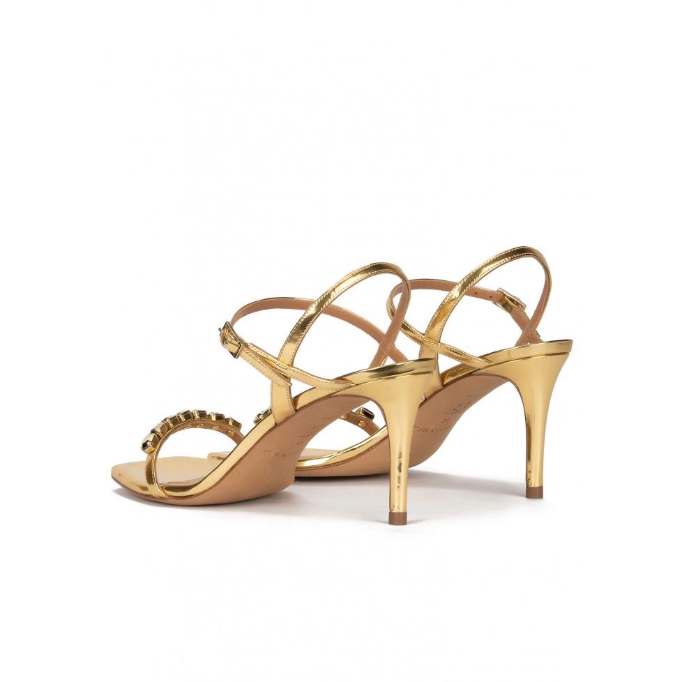 pura lópez Sandalias doradas de piel con tacón medio y punta cuadrada Gran oferta
