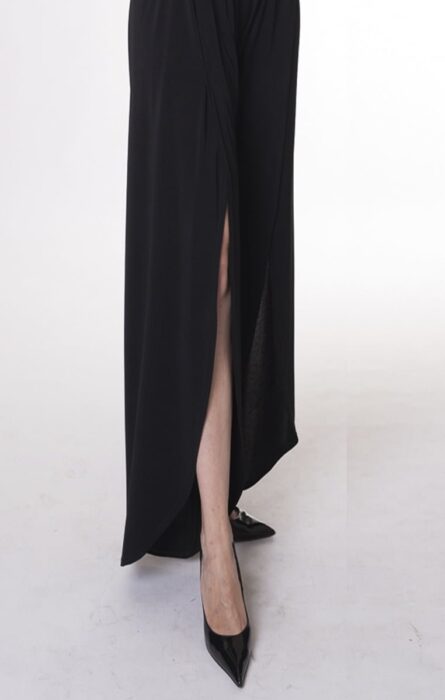 susana escribano Pantalon negro con abertural central Precio de fábrica