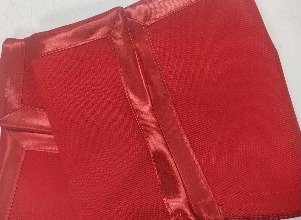 susana escribano Bocamanga para tunica. Raso rojo ribete En oferta