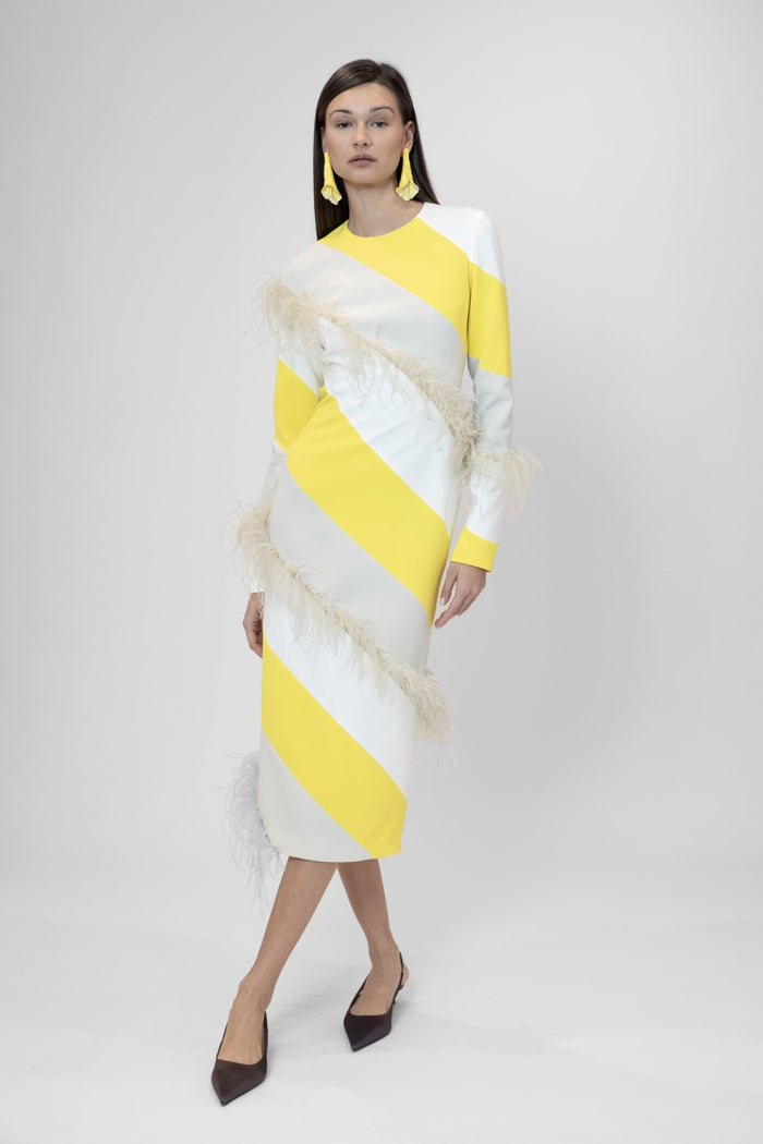 the 2nd skin co. Vestido bicolor de manga larga con aplicaciones de plumas COMPRAR AHORA