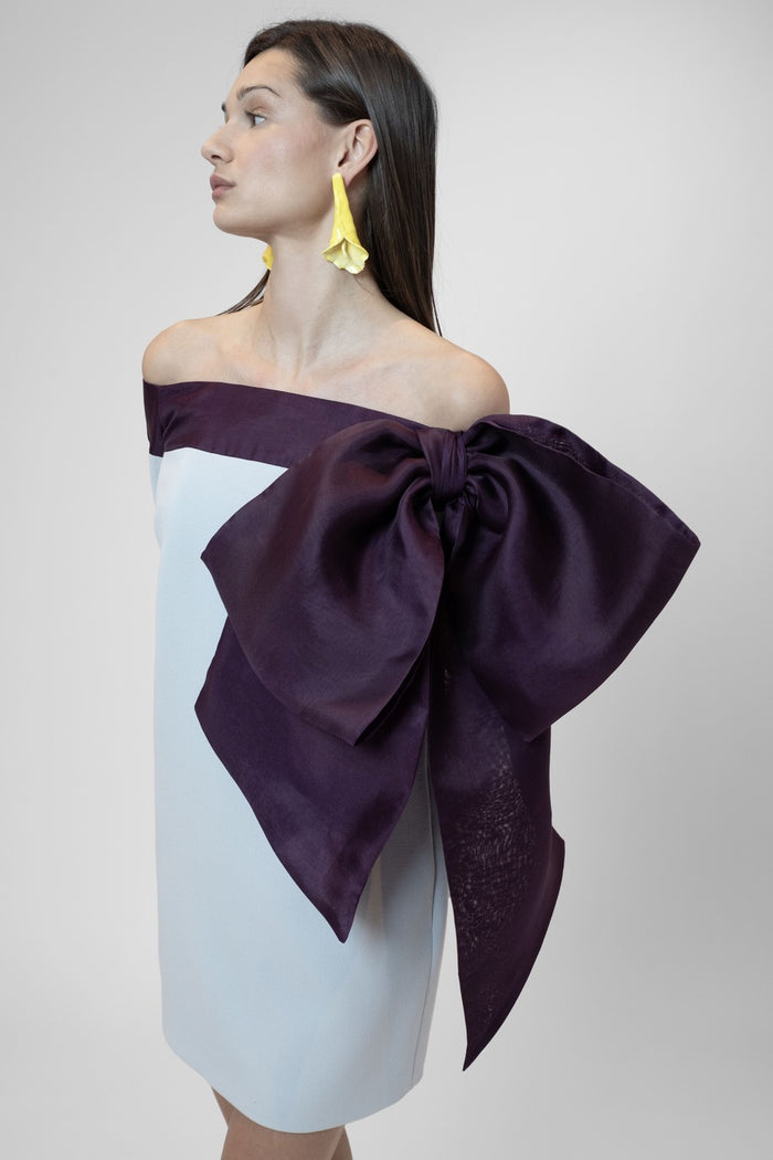 the 2nd skin co. Vestido mini strapless con mangas y detalle de lazo Últimos 2 días