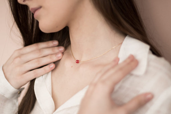 Triana By C Collar piedra roja Descuentos del mes