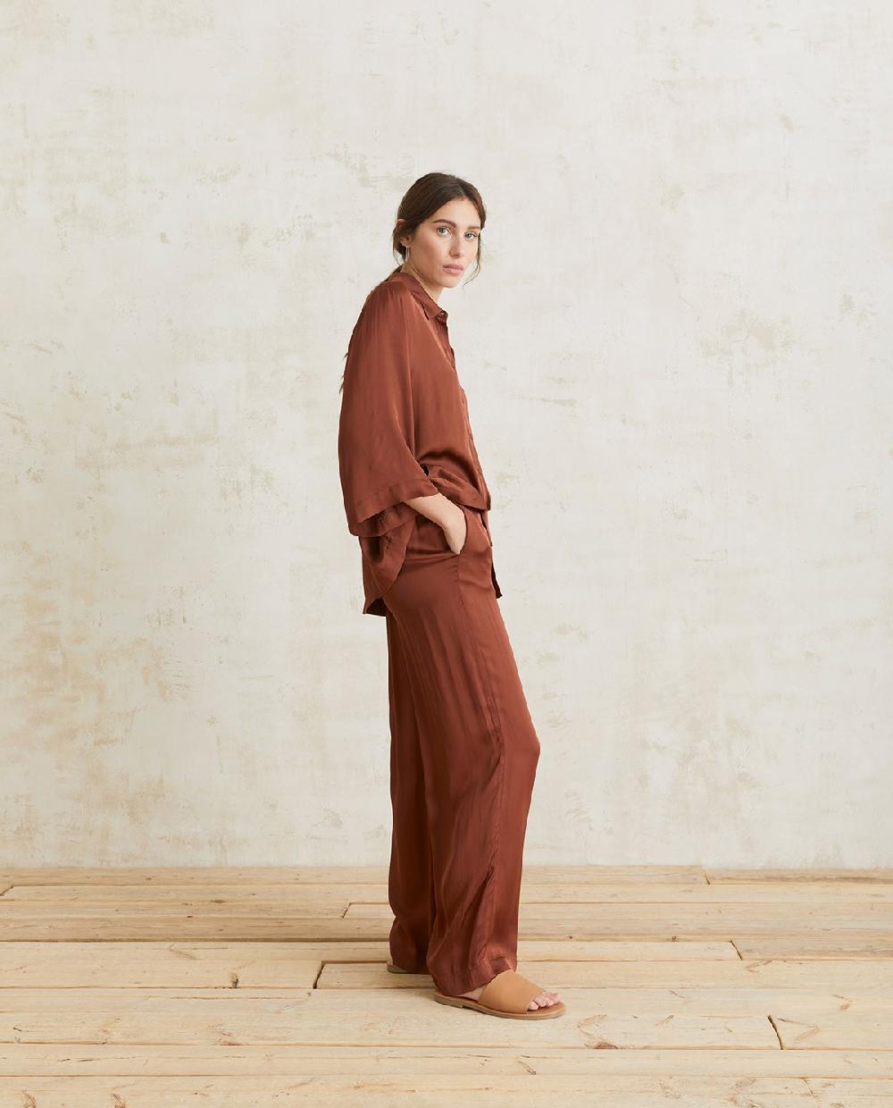 yerse Pantalones satén fluidos chocolate Envío gratis
