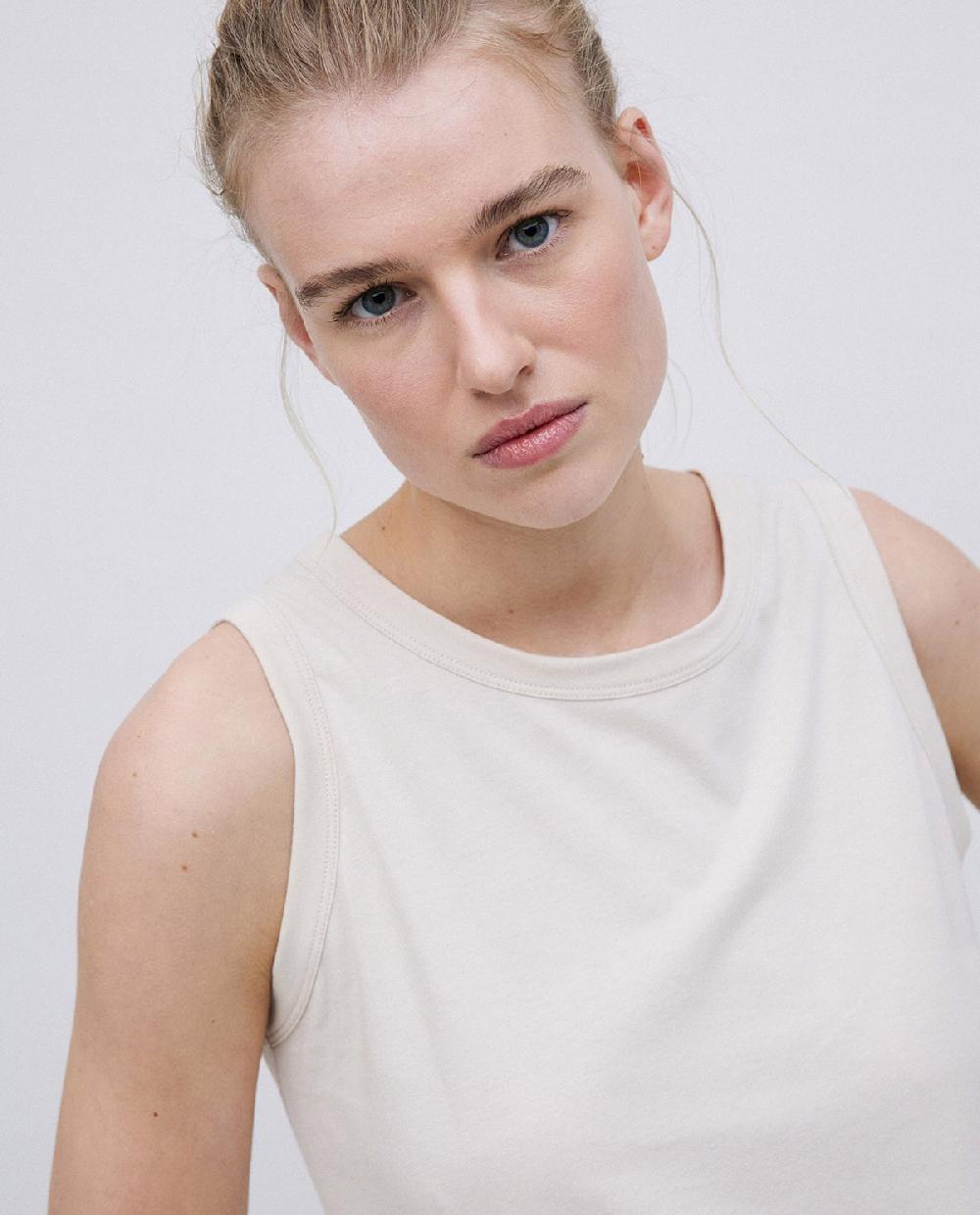 yerse Top básico escote redondo beige En oferta