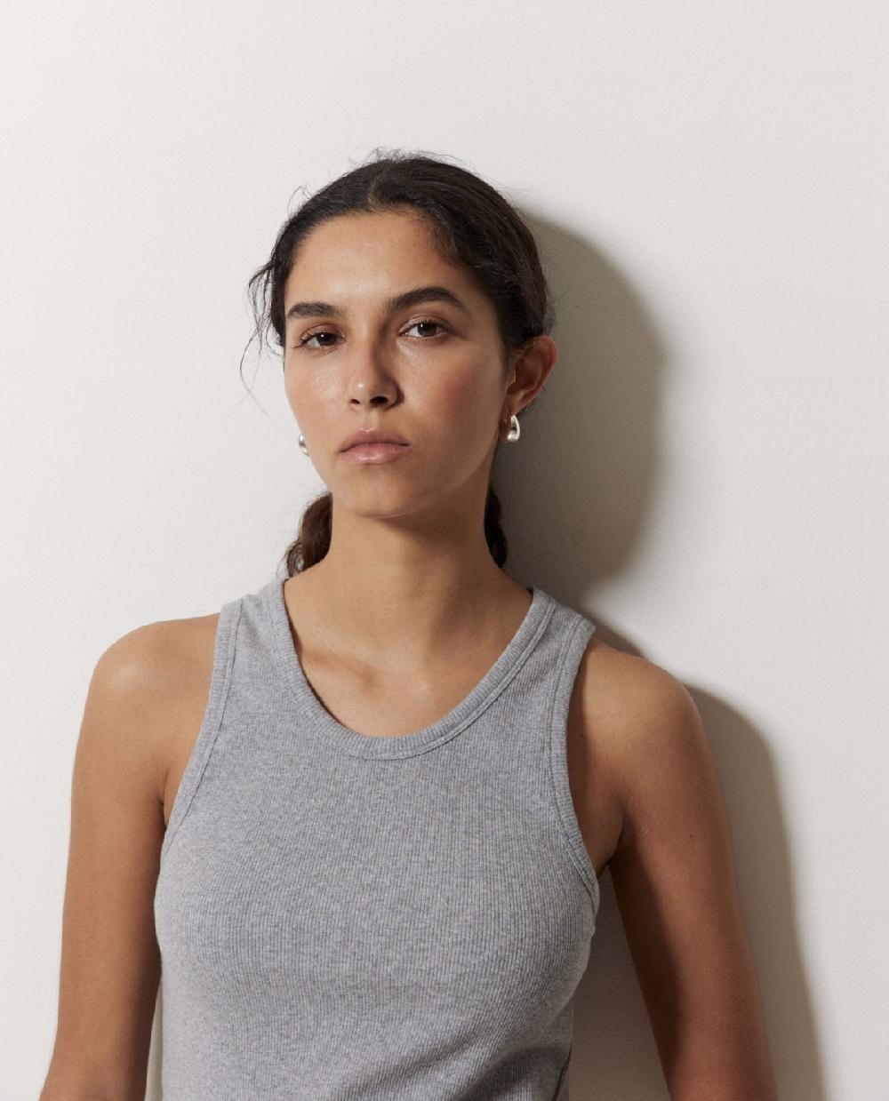 yerse Top canalé 100% algodón orgánico gris claro Última moda