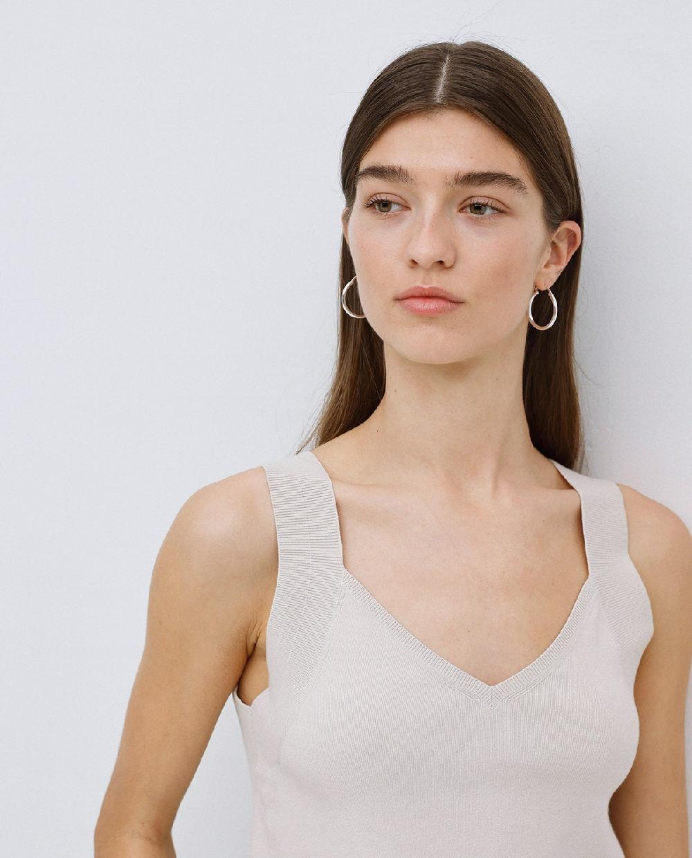 yerse Top escote pico tirantes anchos beige Ofertas de temporada