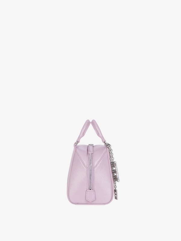Givenchy Nano Antigona Cube bag in patent leather with charm Rebajas