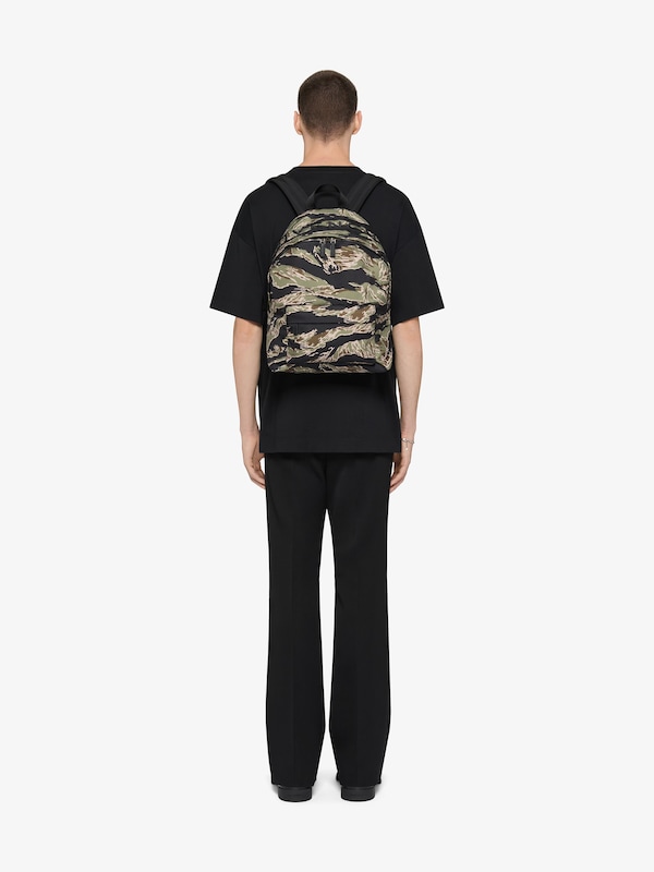 Givenchy Essential U backpack in nylon with camo print Devoluciones gratuitas