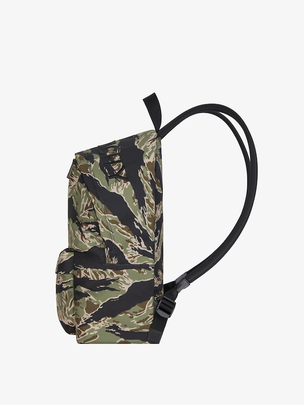 Givenchy Essential U backpack in nylon with camo print Devoluciones gratuitas