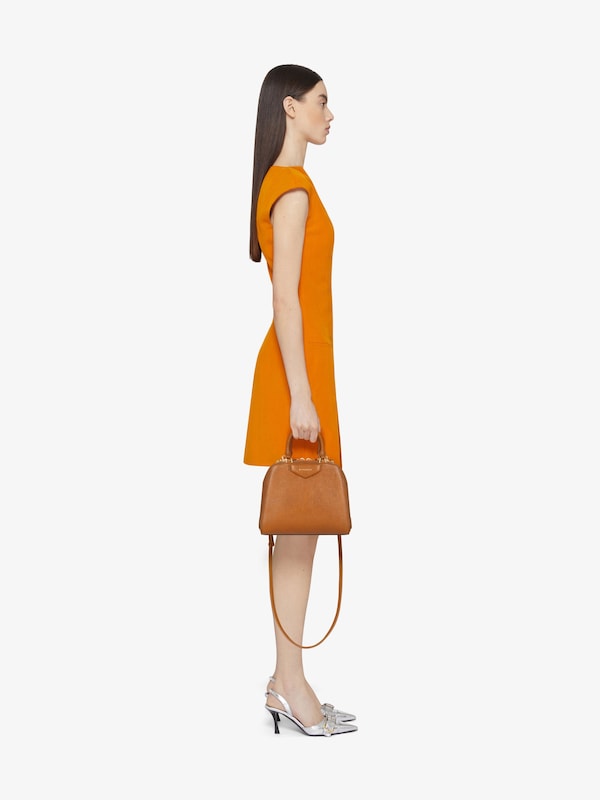Givenchy Mini Antigona Cube bag in leather Tienda