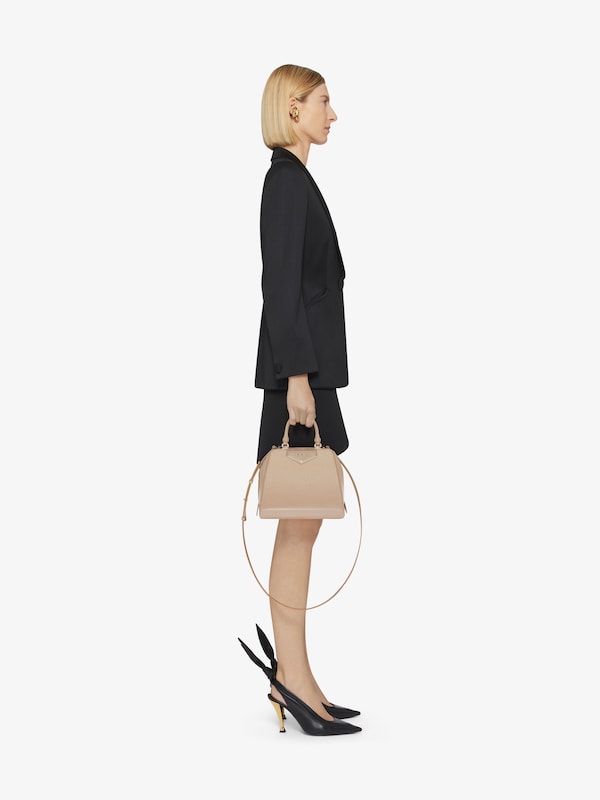 Givenchy Mini Antigona Cube bag in pearly leather Envío gratis