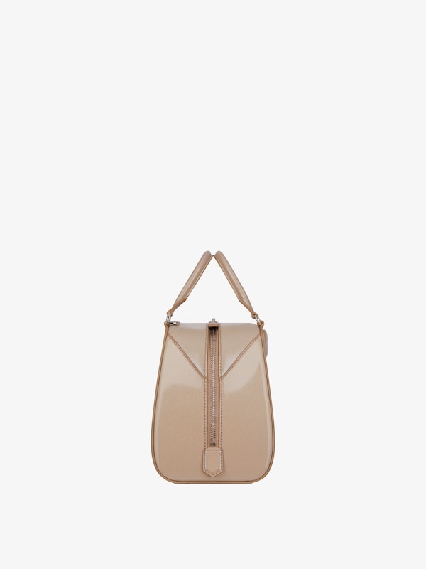 Givenchy Mini Antigona Cube bag in pearly leather Envío gratis