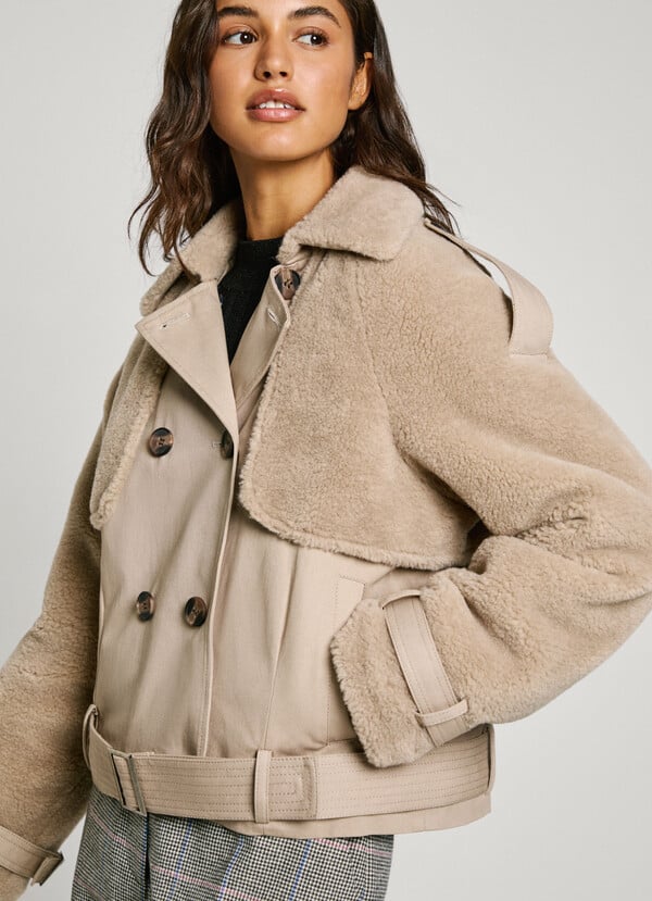Pepe Jeans gabardina corta detalles borreguito