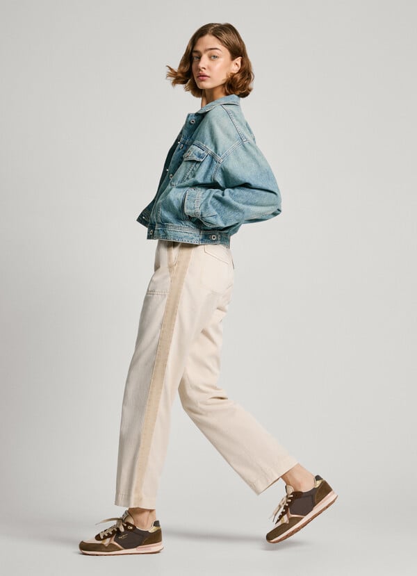 Pepe Jeans pantalón sarga con bolsillos parche