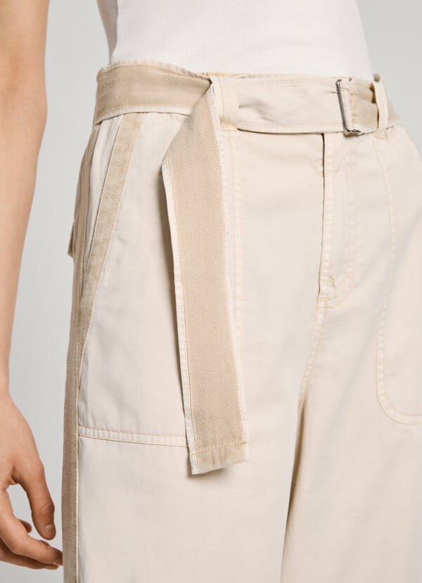 Pepe Jeans pantalón sarga con bolsillos parche Grandes descuentos